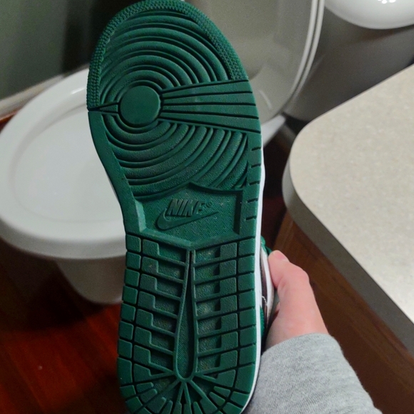 Jordan 1 Pine Green Lows - Picture 10 of 11